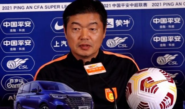 抬眼一看，只见他那个又聋又哑的婆娘金氏，正瞪着他